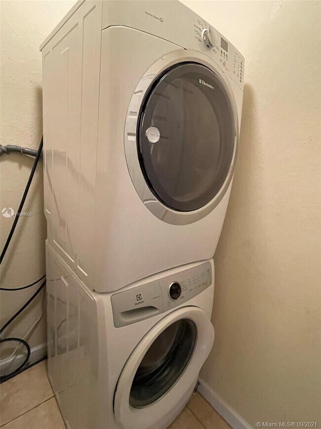 Photo - 2355 NE 3rd Ct