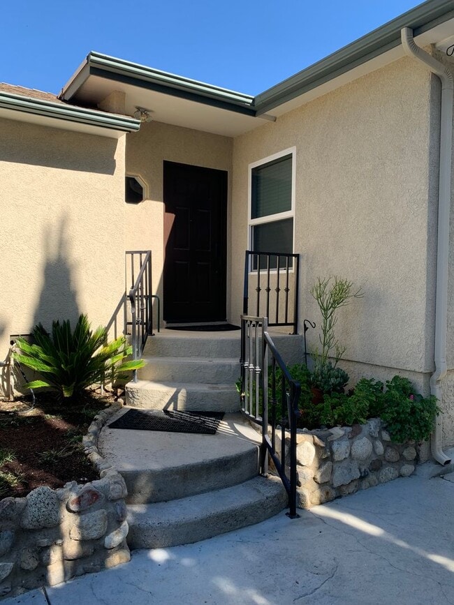 Photo - Charming 3+1 Canyon Country Cutie Nestled in the Hills!