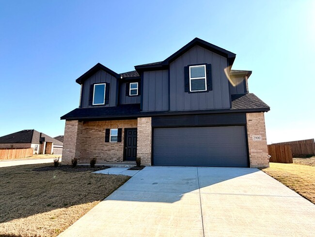 Building Photo - 2900 Woodbrook Dr