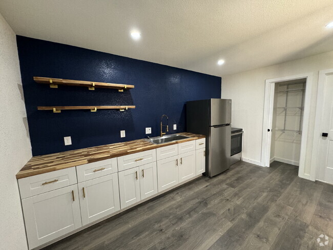 Building Photo - 2/2 Updated house!!