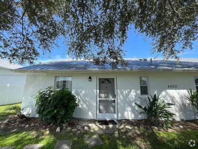 Building Photo - 4600 SW 9th Pl Unit B Rental