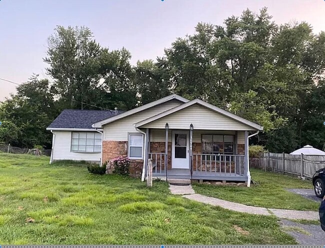 Building Photo - Ranch home with 4 bedrooms and 2 bathrooms...