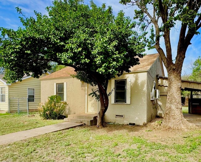 Photo - 114 N Avenue V