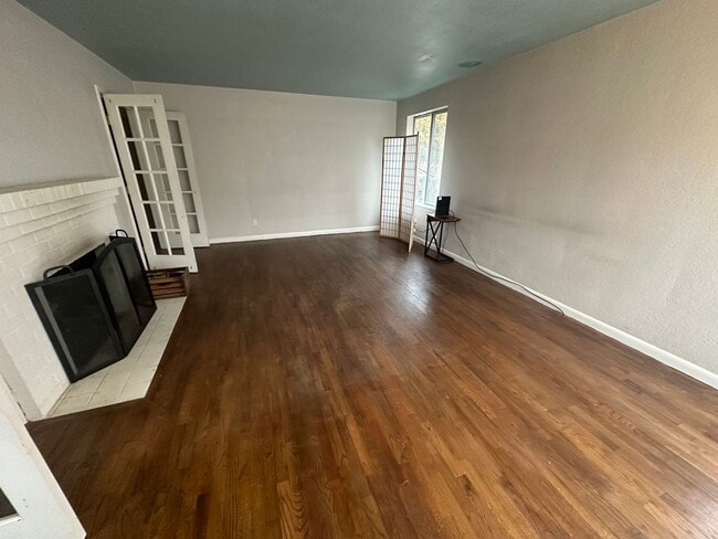 Photo - MIDTOWN 3 Bdrm House, All Appliances incl ...