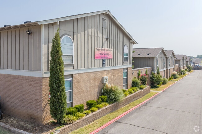 Foto principal - Yukon Heights Apartments