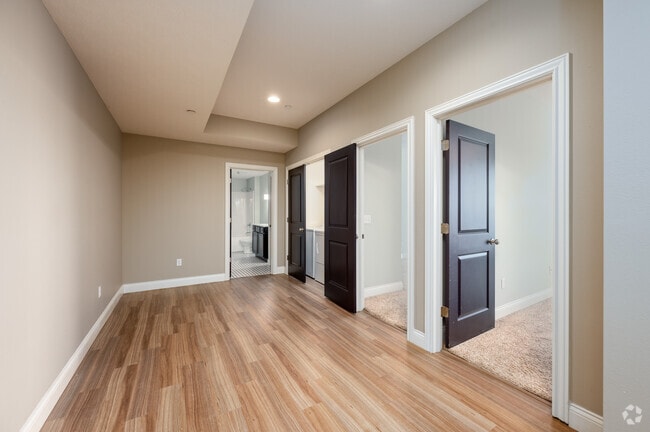 2BR, 2BA - 975SF - Hallway