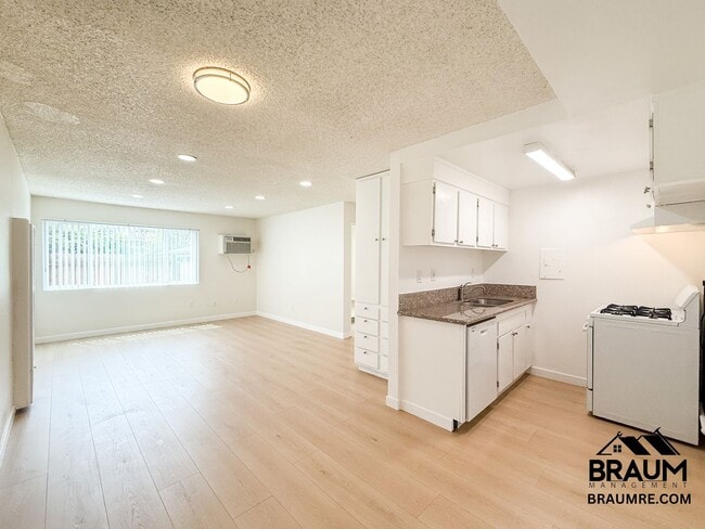 Photo - 5461 Kester Ave Unidad 105