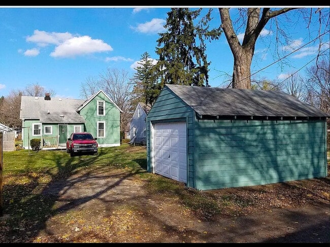 Photo - 1402 E Fox St