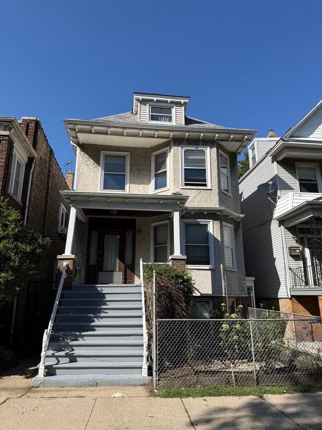2448 W Gunnison St