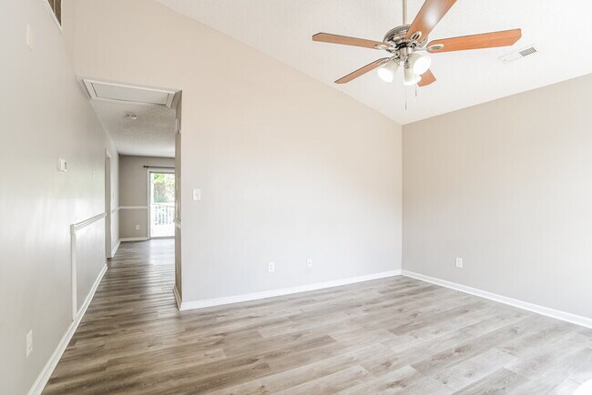 Photo - 910 Milkfarm Ct