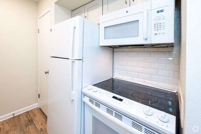 1BR, 1BA - 700SF - Kitchen