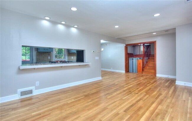 Photo - 2067 Brockett Rd