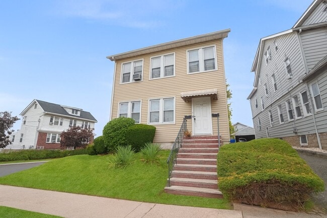 EXTERIOR FRONT VIEW - 33 Jefferson Ave Unit 1FL