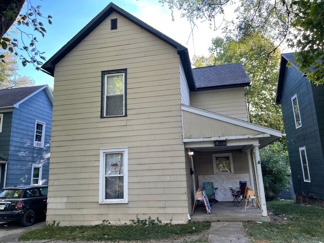 Building Photo - 4 Bed, 1 Bath On Campus
