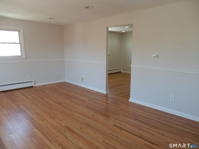 Photo - 306 Grovers Ave Unidad Second Floor