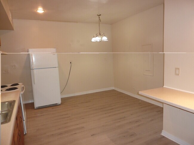 Photo - 27 Acker St W Unit #1