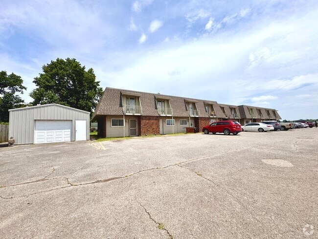 Building Photo - 2 Bedroom • 1.5 Bath • Townhouse Style Apa... Unit Apt 10
