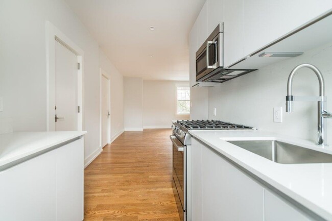 Photo - 11 Forest St Apartments Unit 2 BED VERY CLEANNN