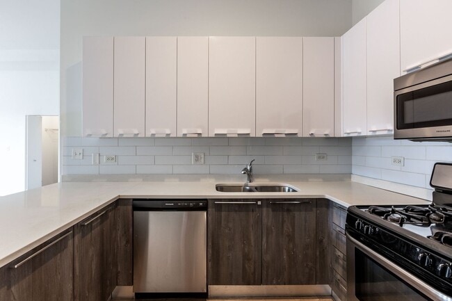 Photo - Spacious 3 Bed 2 Bath Duplex Up, In unit W/D in Humboldt Park! Unit 201