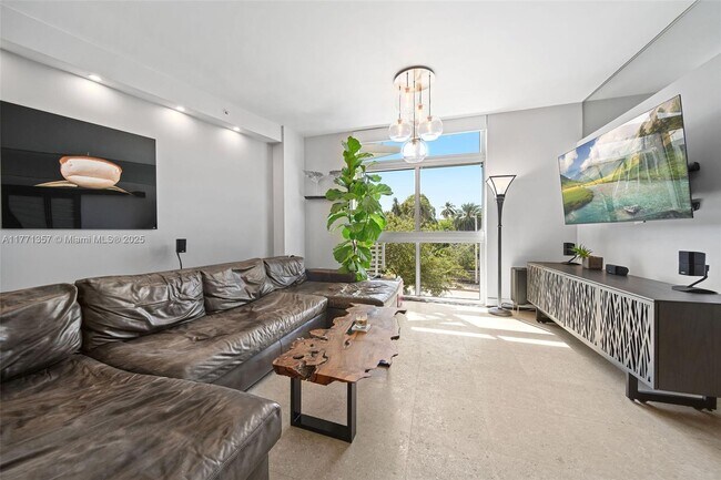 Photo - 2001 Meridian Ave Unidad 308