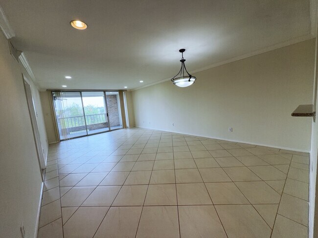 Building Photo - 2210 Dorrington St Unit 404
