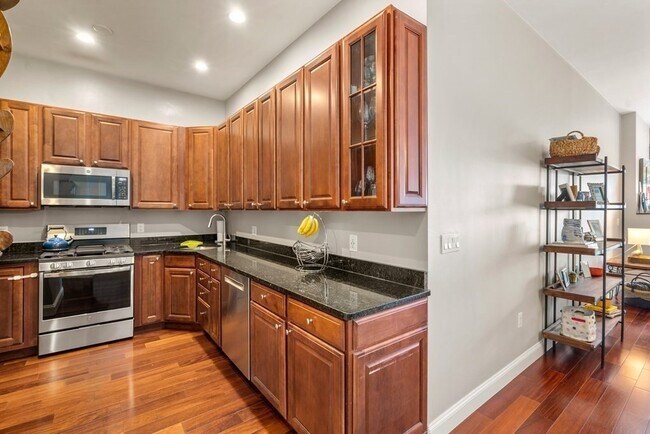 Photo - 655 E 2nd St Unidad 104