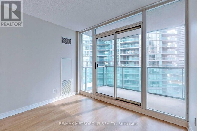 51 Lower Simcoe St Unit 1005