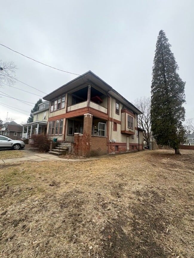 Building Photo - 1605-1605 N Linn St Unit 3