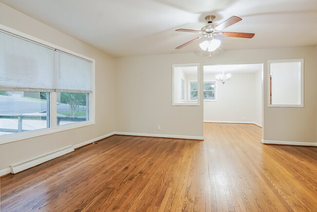 Photo - 752 Barclay Ln