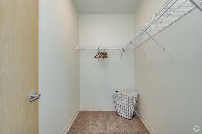 2BR, 2BA - 1,040SF - Closet