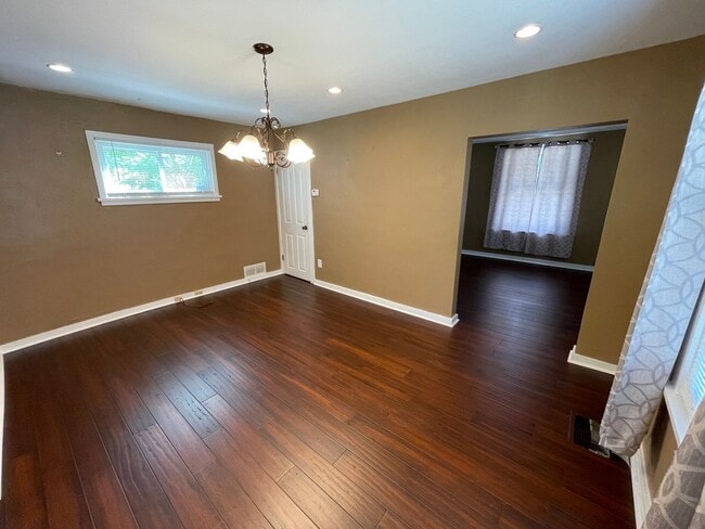 Photo - Charming 2BR Home with Large Yard & Porch in Mount Washington