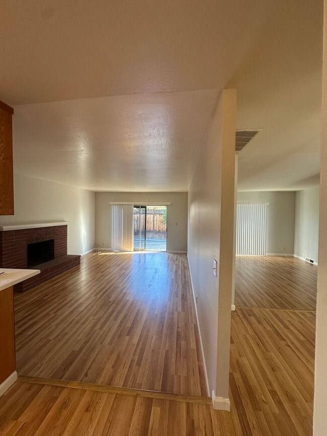 6424 Vegas Dr