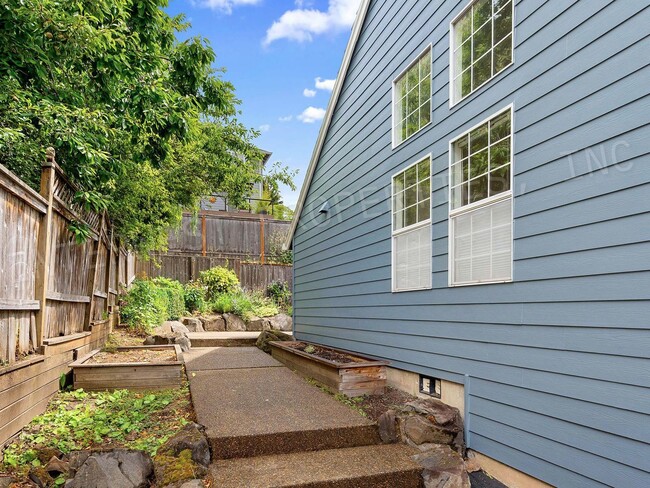 Photo - 4+ Bedroom Tigard Home With a Beautiful Vi...