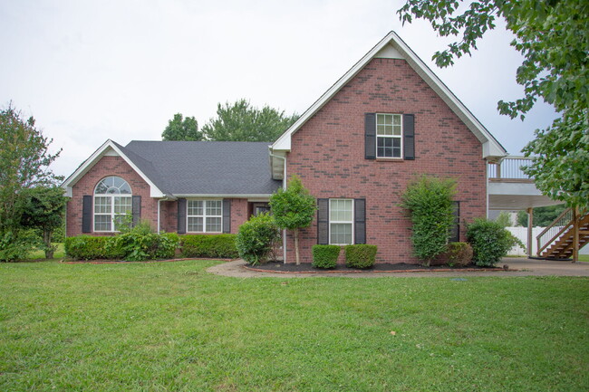 Building Photo - "Charming 4-Bedroom Retreat with Guest Suite & 3 Baths in Murfreesboro!"