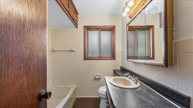 Photo - 880 2nd St NW