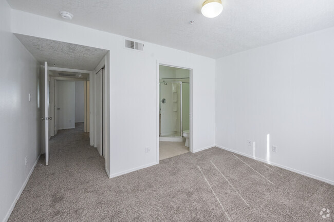 2BR, 2BA - 924SF - Primary Bedroom