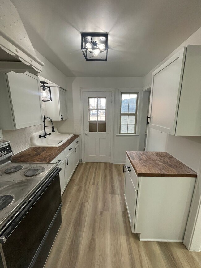 Photo - 620-622-622 Henrietta St