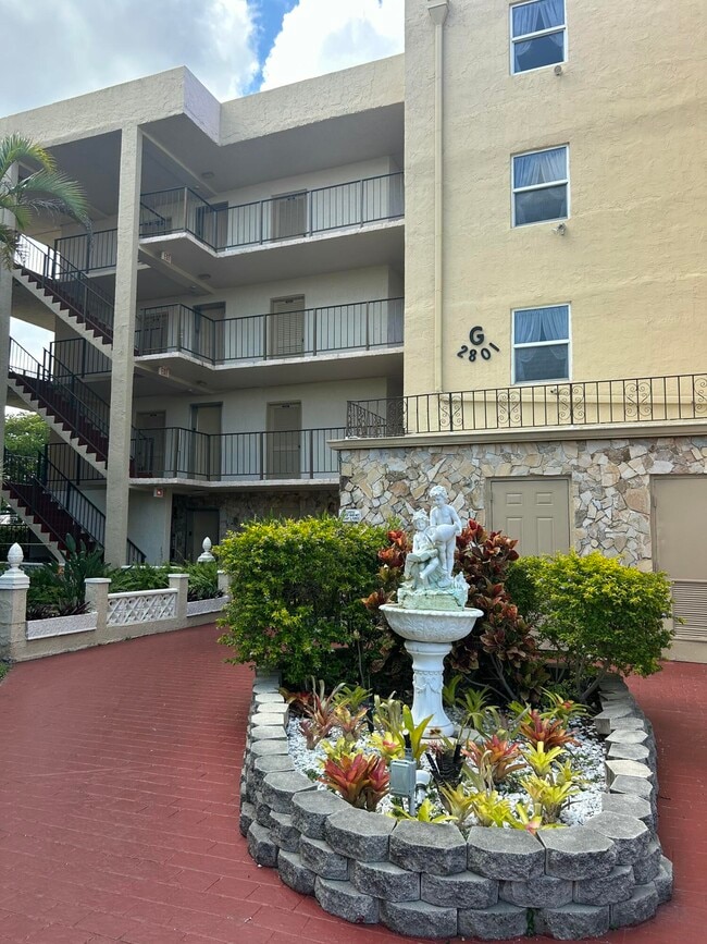 Building Photo - 2801 Somerset Dr Unit 201