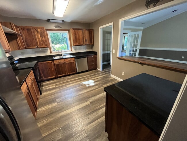 Photo - "Charming 3-Bedroom Retreat with Granite Elegance & Cozy Fireplace in Kernersville!"