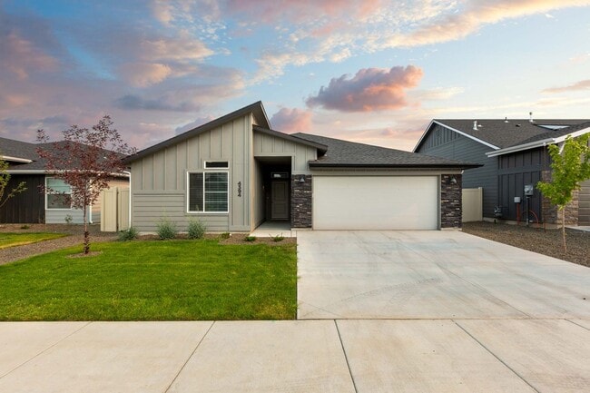 Building Photo - 4 bed 2 bath home for rent