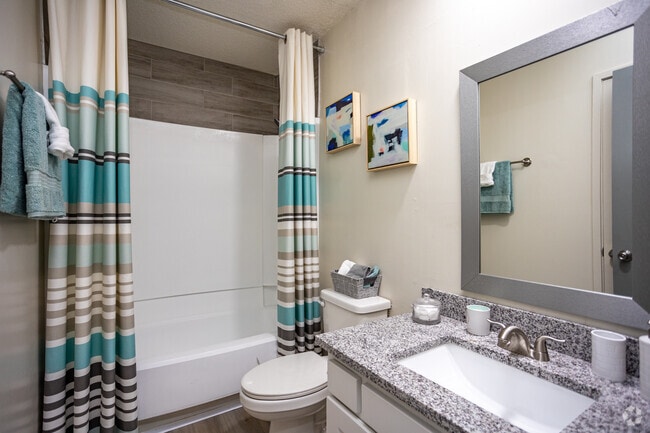 2BR, 1.5BA - 1,000SF - Bathroom