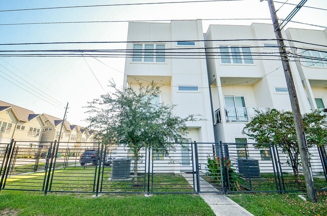 Building Photo - 2103 Engelmohr St