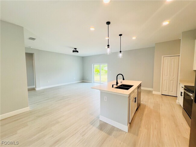 Photo - 2718 Helen Pl