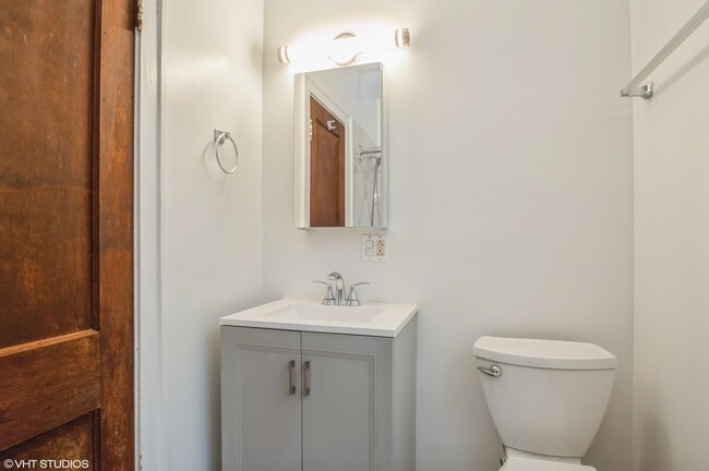 Building Photo - 3806 W Irving Park Rd Unit 1