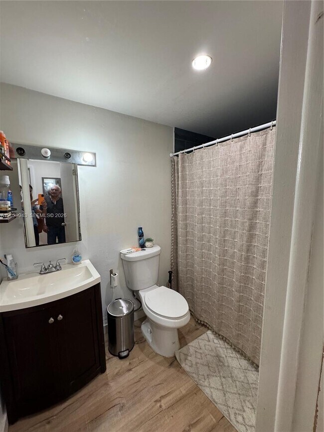 Photo - 645 NE 121st St Unidad 304