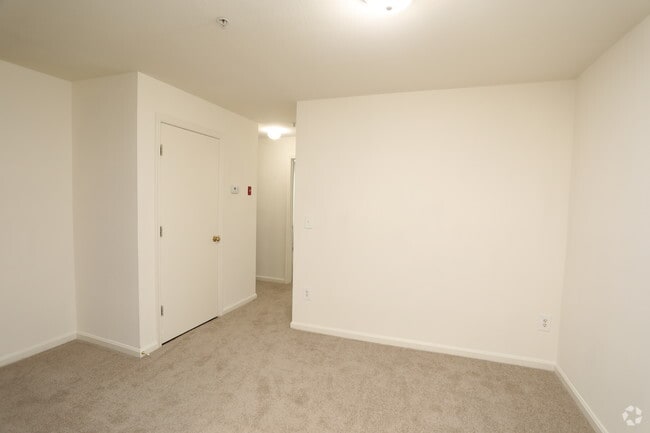 2BR, 1BA -877 SF