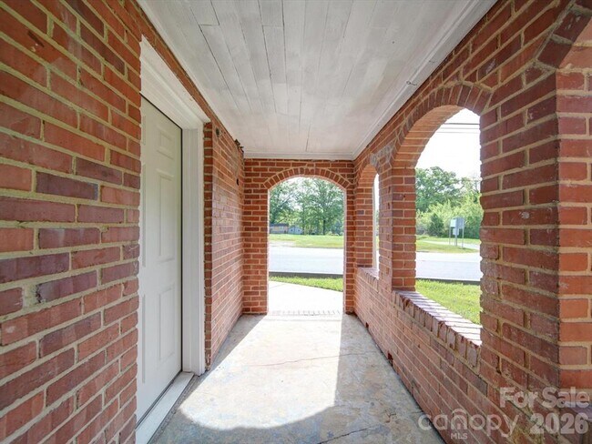 Photo - 720 S Main St