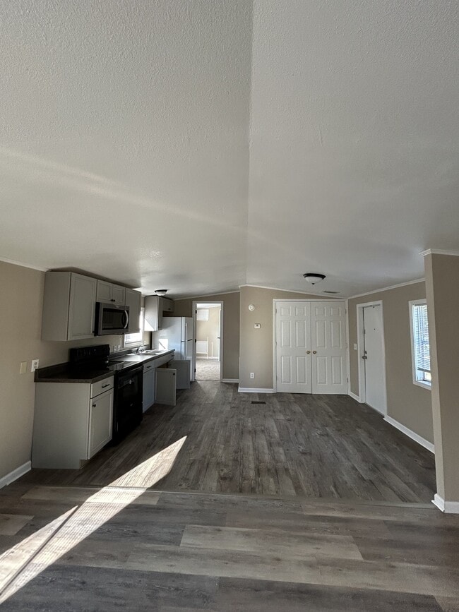 Photo - 526 Chris St