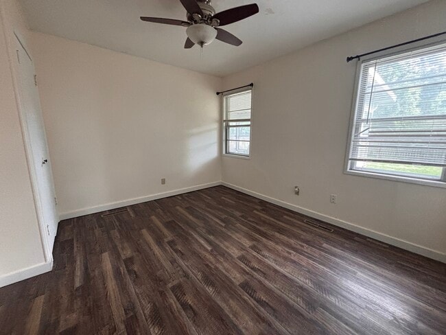 125 sq ft - 2505 Moundview Dr