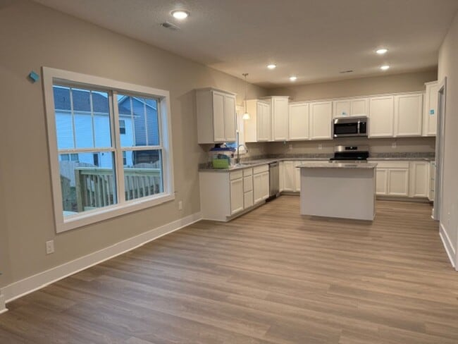 Photo - Maryville 37803 - 3 bedroom 2.5 bath - contact Debra Johnson 865-591-8281